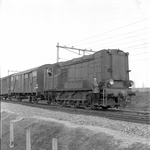 151520 Afbeelding van de diesel-electrische rangeerlocomotief nr. 501 (serie 500) van de N.S. met goederenwagens en een ...